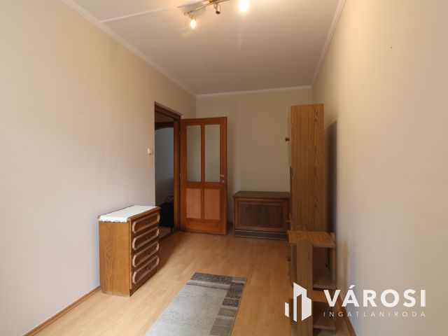 5 szintes épület 2. emeletén a Lugas utcában.