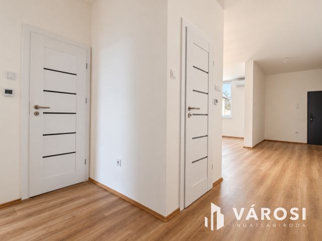 Világos 3 szobás lakás Rákoscsabán autóbeállóval