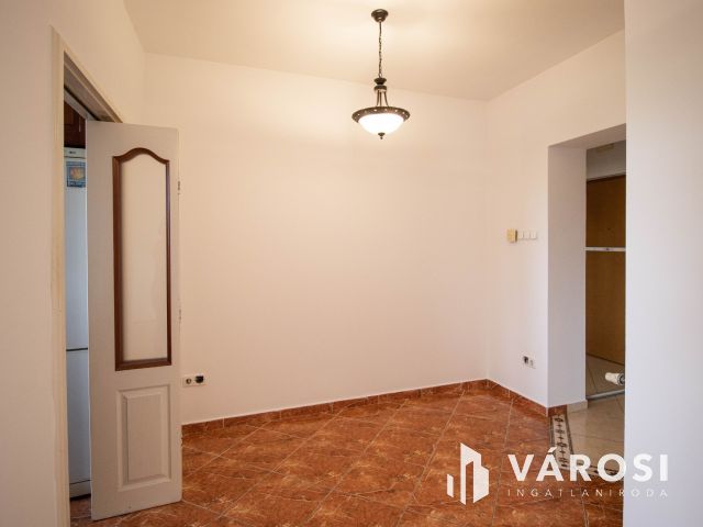 Kiadó 75 m2 Erkélyes tégla lakás Győr Belvárosában beállóval