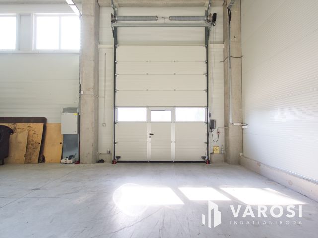 940 m2-es ipari csarnok + 300 m2-es szuper iroda kiadó