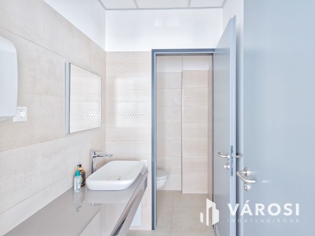 940 m2-es ipari csarnok + 300 m2-es szuper iroda kiadó