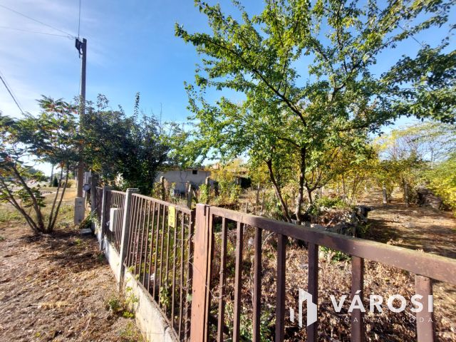 Két utcára nyíló építési telek Tégláson